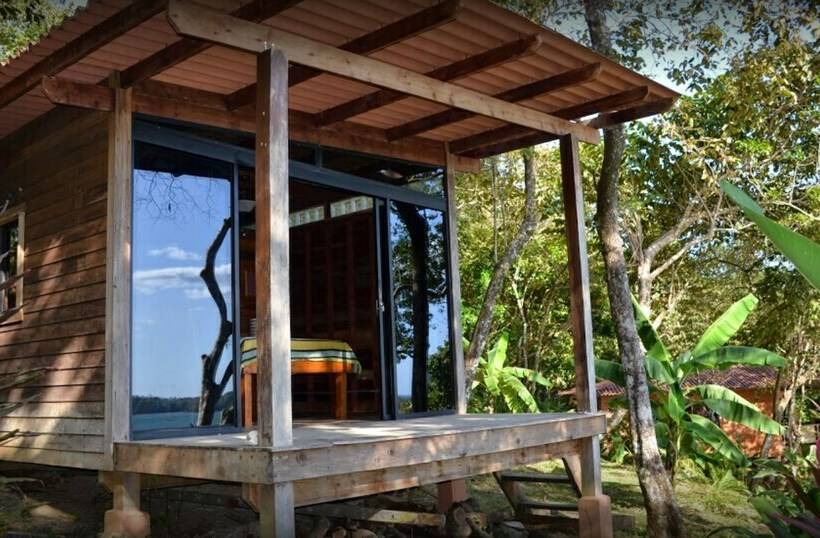 スタンダードバンガロー, Howlers Bay