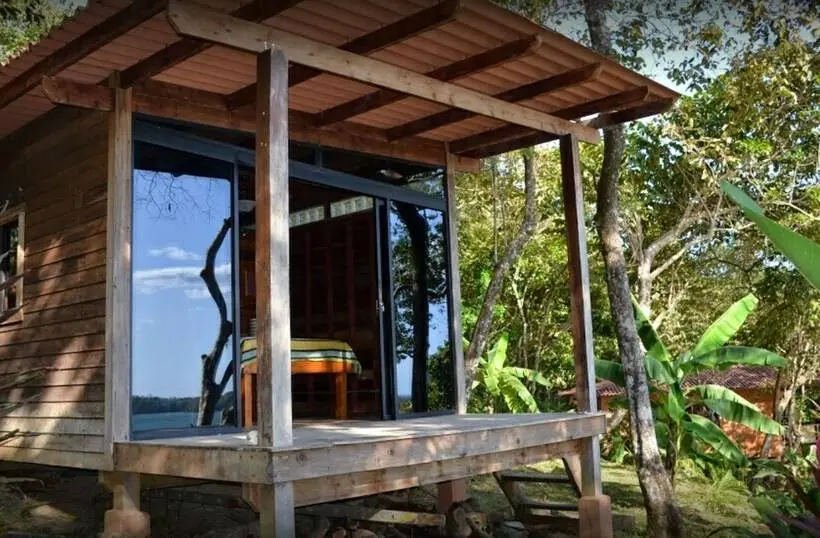 بانگلوی استاندارد, Howlers Bay