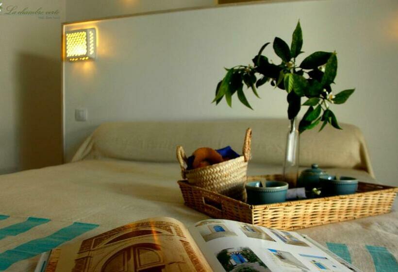 اتاق لوکس با تخت بزرگ, La Chambre Verte