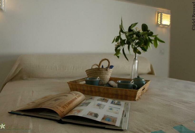 اتاق لوکس با تخت بزرگ, La Chambre Verte