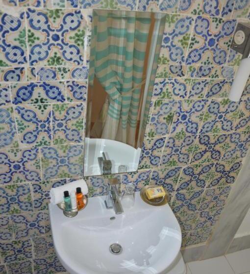 اتاق لوکس با تخت بزرگ, La Chambre Verte