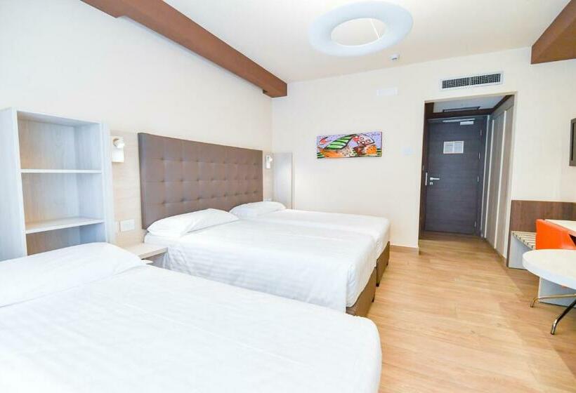 חדר סטנדרט לשלושה, B