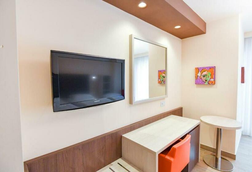 חדר סטנדרט לשלושה, B