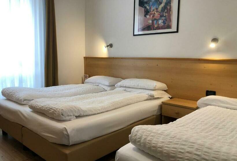 غرفة قياسية ثلاثية, Derby