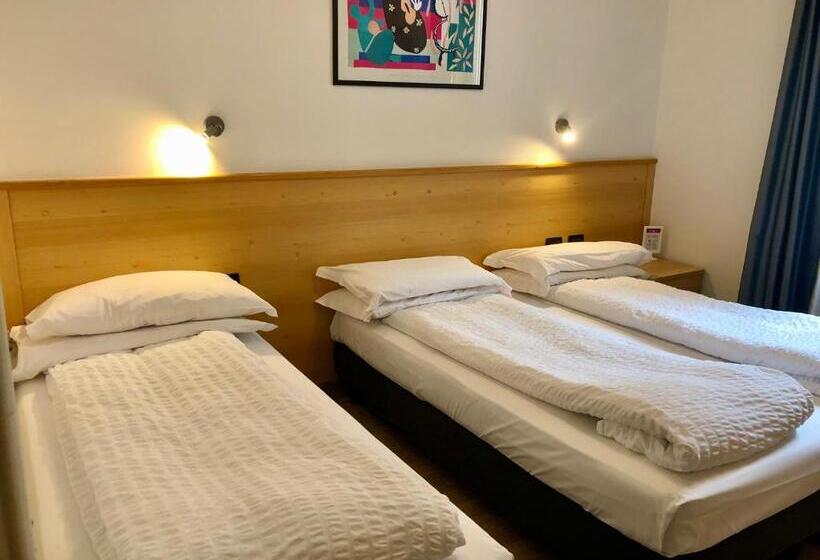 Economy Triple Room, Derby