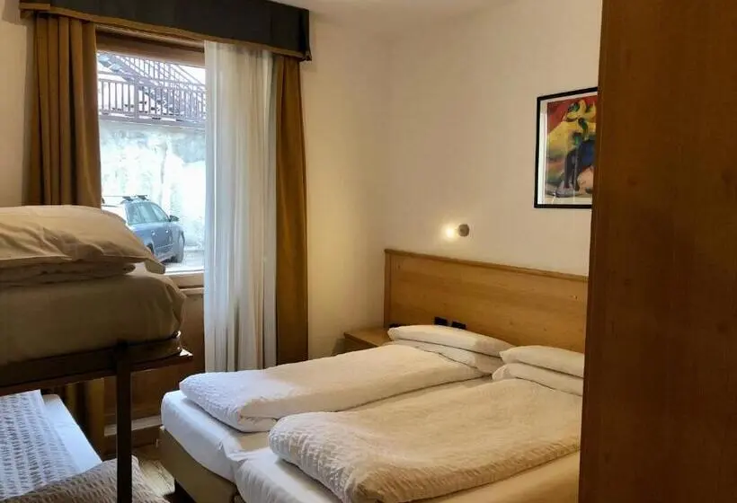 Economy Quadruple Room, Derby