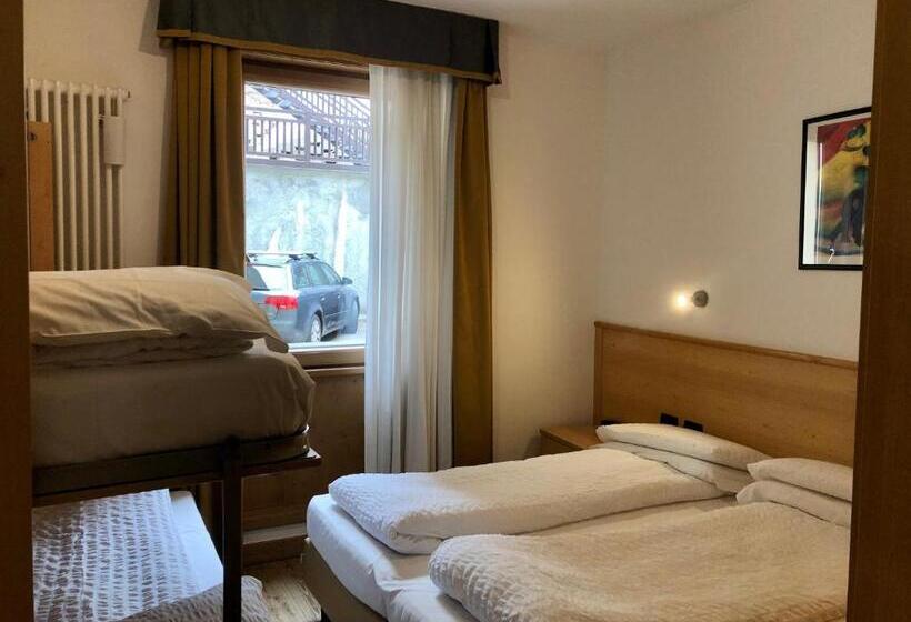 Economy Quadruple Room, Derby