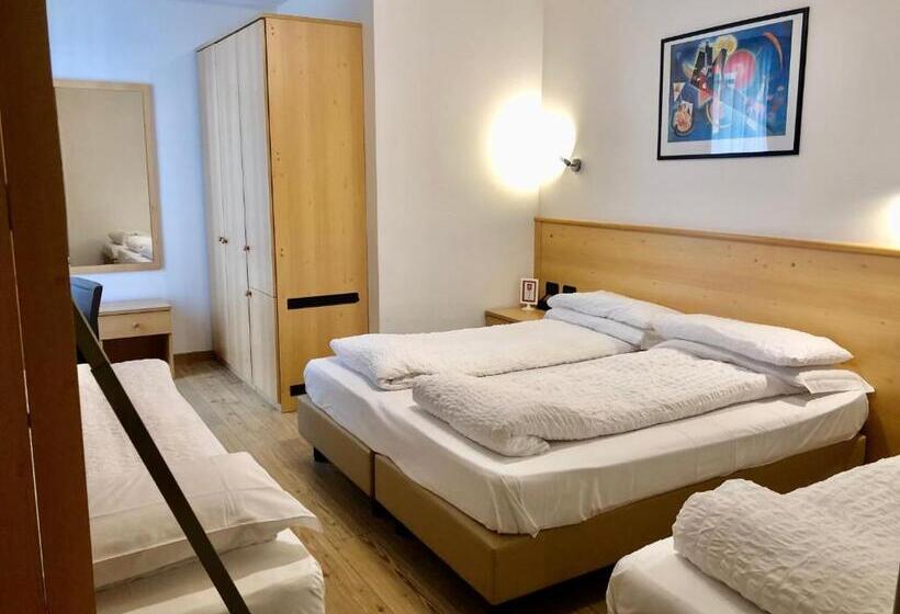 غرفة عائلية, Derby