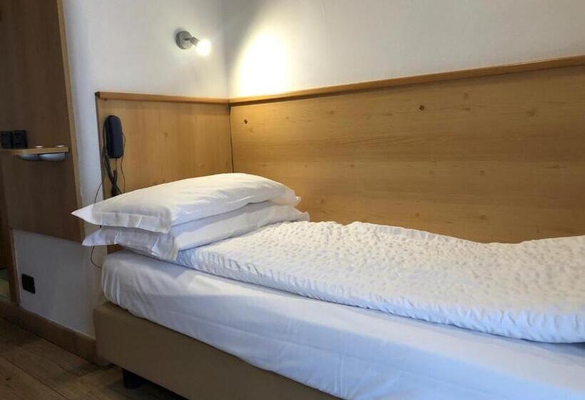 غرفة قياسية فردية مزودة بشُرفة, Derby