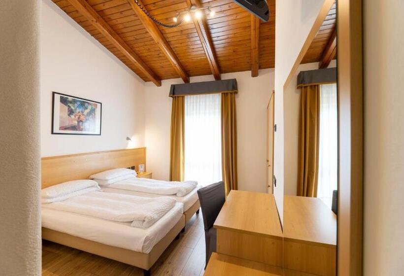 غرفة قياسية مزوَّدة بشُرفة, Derby