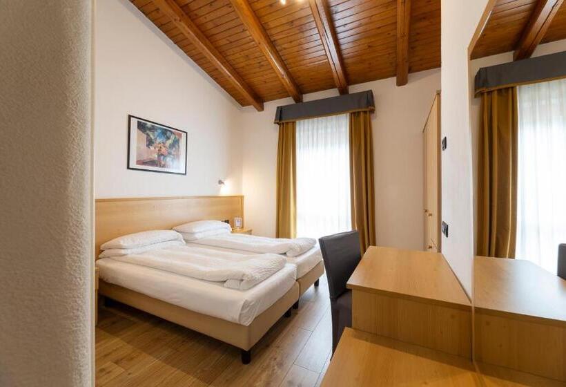 غرفة قياسية مزوَّدة بشُرفة, Derby