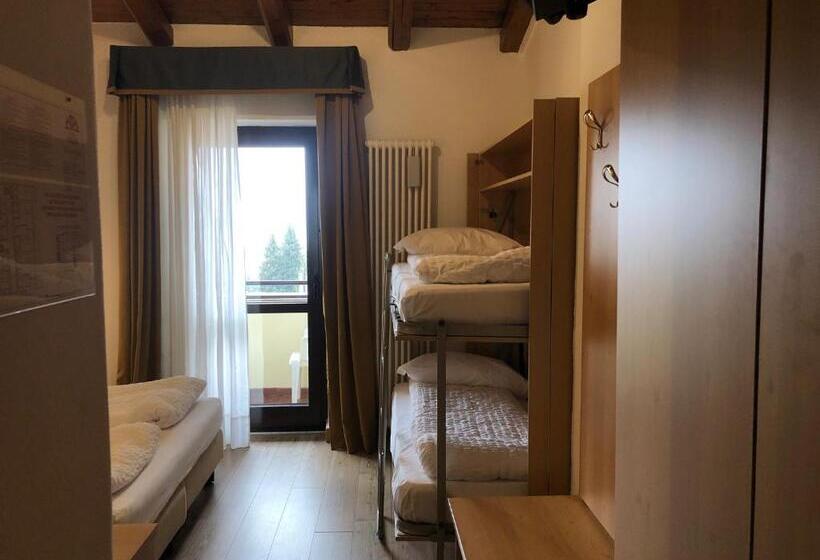 غرفة قياسية رباعية مزودة بشُرفة, Derby