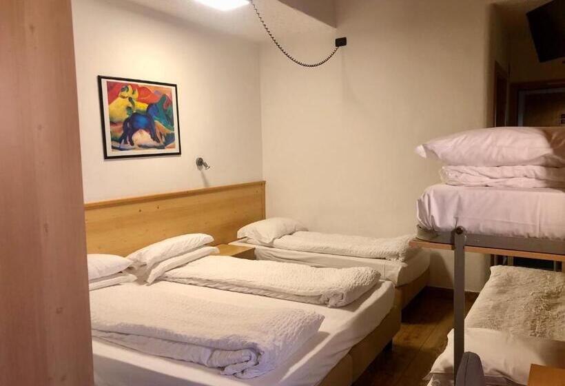 غرفة عائلية, Derby