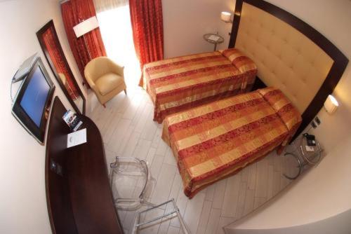 חדר סטנדרט יחיד, Touring