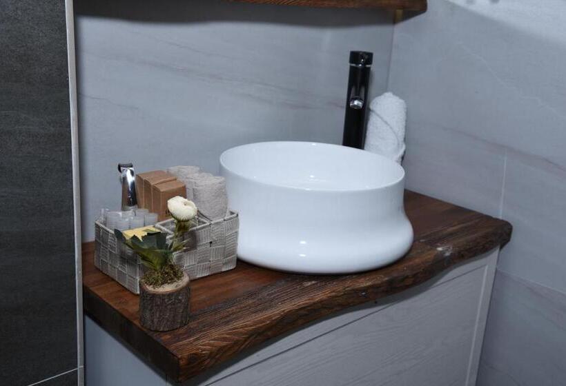 اتاق لوکس سه تخته, Driada