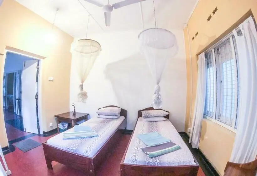 اتاق استاندارد با سرویس بهداشتی مشترک, Chami's Place