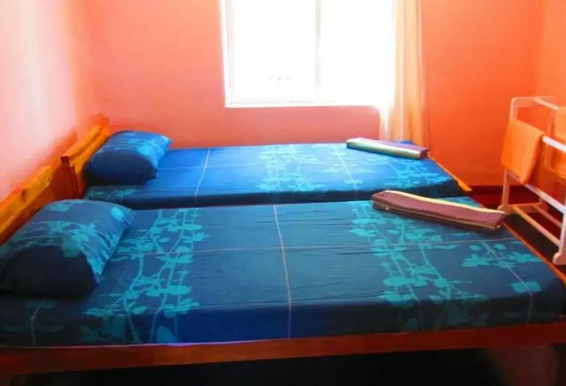 تختخواب در اتاق مشترک, Chami's Place