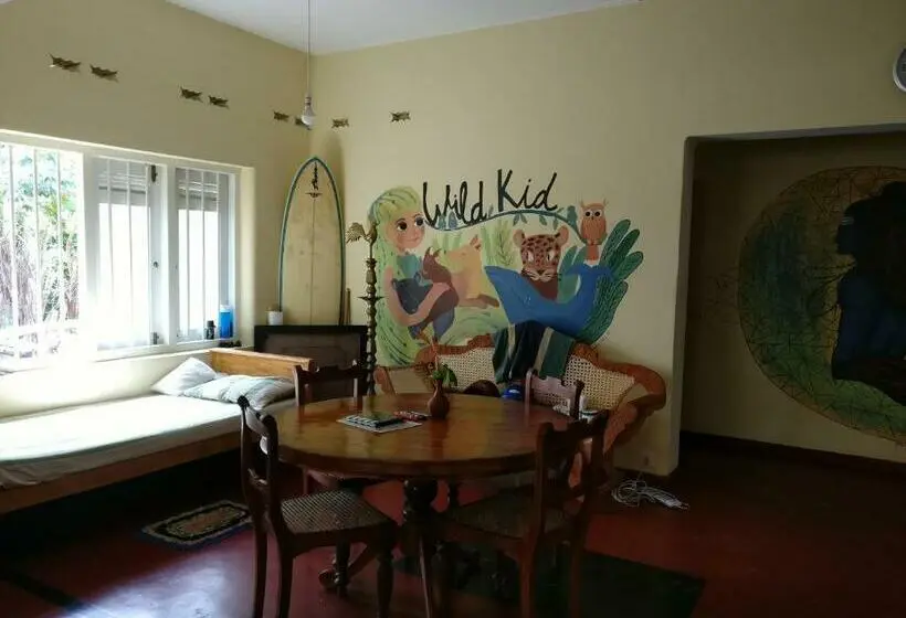 تختخواب در اتاق مشترک, Chami's Place