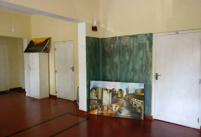 تختخواب در اتاق مشترک, Chami's Place