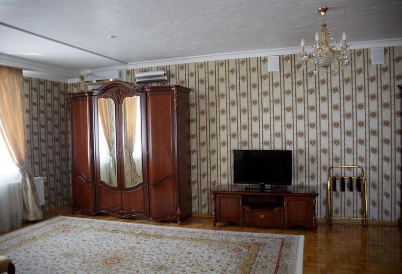 سوییت جونیور, Garden Hall