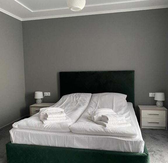 패밀리 룸, Garden Hall