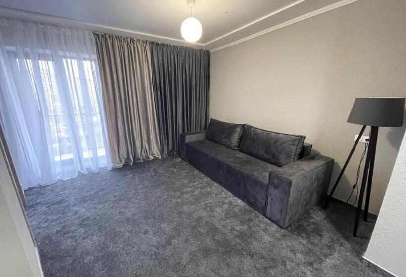 패밀리 룸, Garden Hall