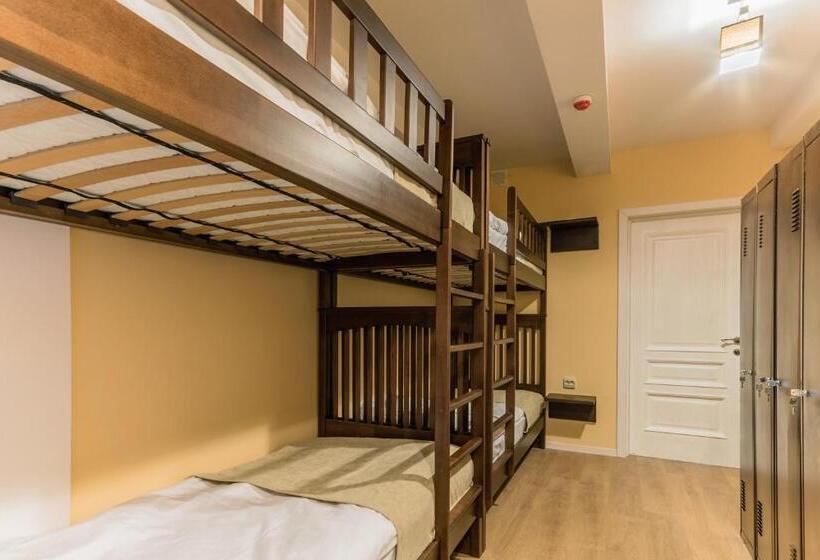 سرير فى غرفة مشتركه, Gar'is Hostel Lviv