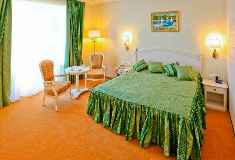 سوییت جونیور با چشم‌انداز شهر, Alleya Grand