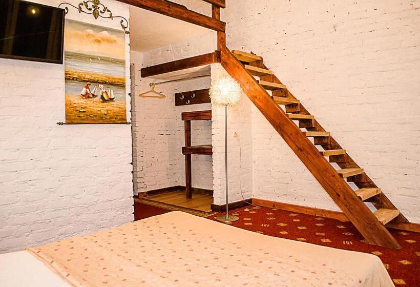 اتاق راحتی سه تخته, Guest House De Rishelye