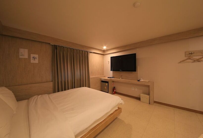 Deluxe Room, M Story