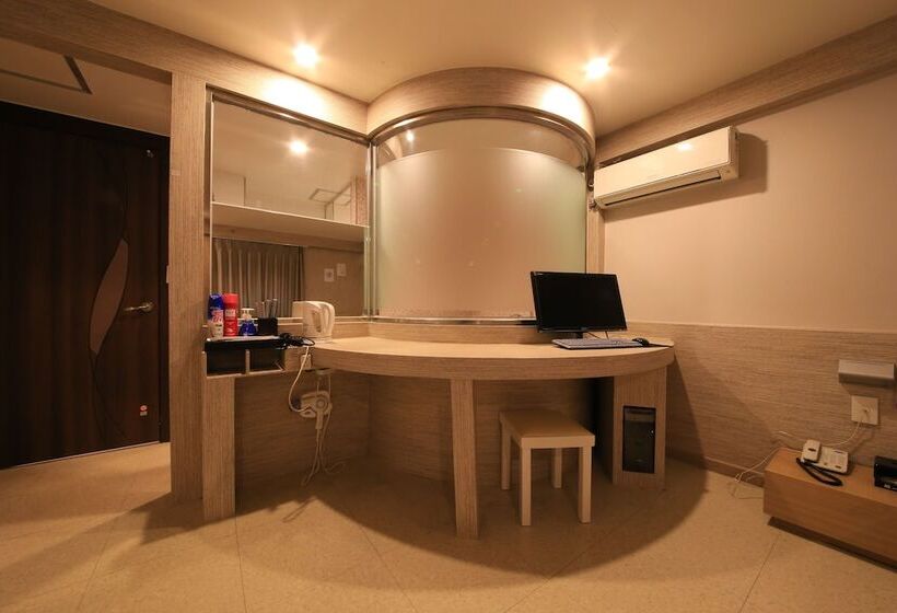 Deluxe Room, M Story