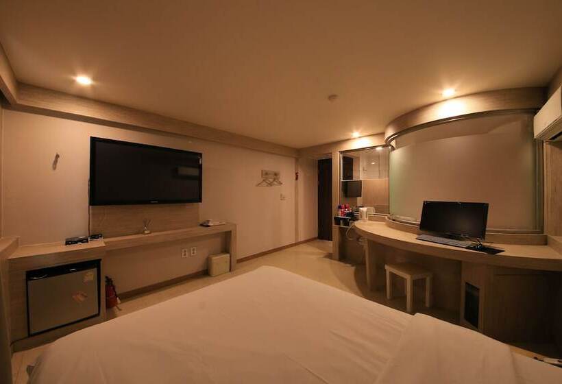 Deluxe Room, M Story