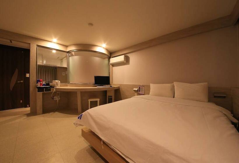 Deluxe Room, M Story
