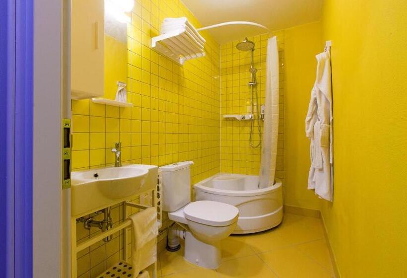 جناح جونيور عائلى, Newport