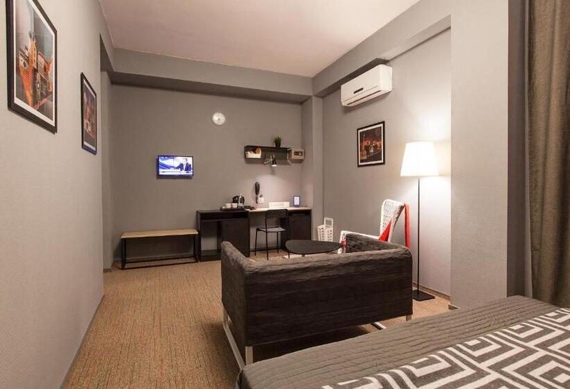 جناح جونيور عائلى, Newport