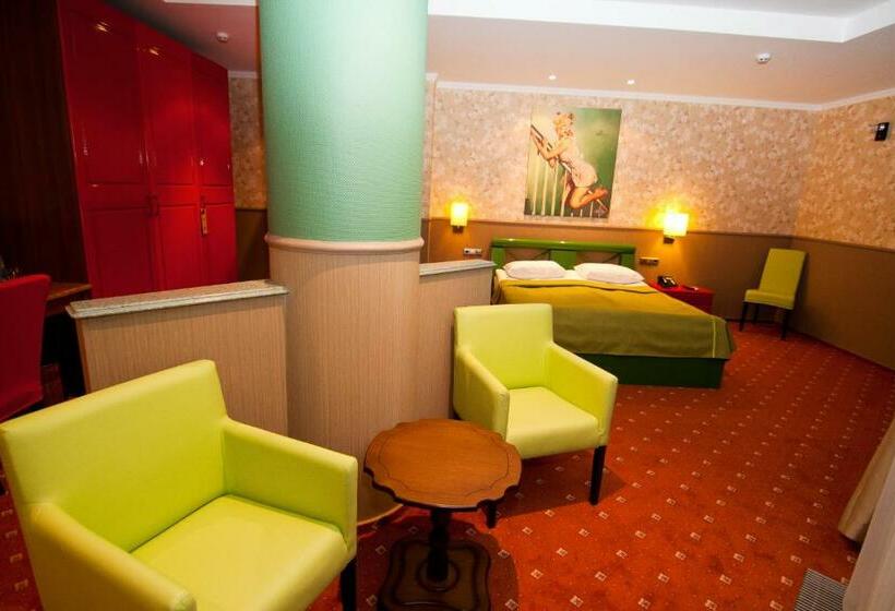 اتاق سوپریور, Road Star