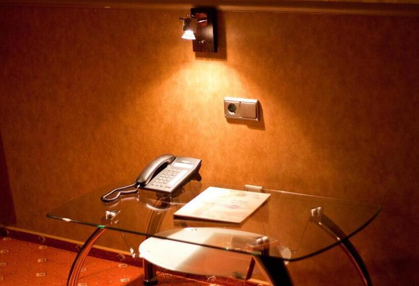 اتاق خانوادگی, Road Star