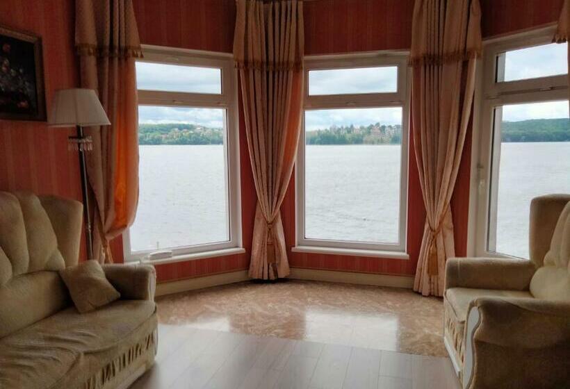 اتاق لوکس با چشمانداز دریاچه, Sapsan