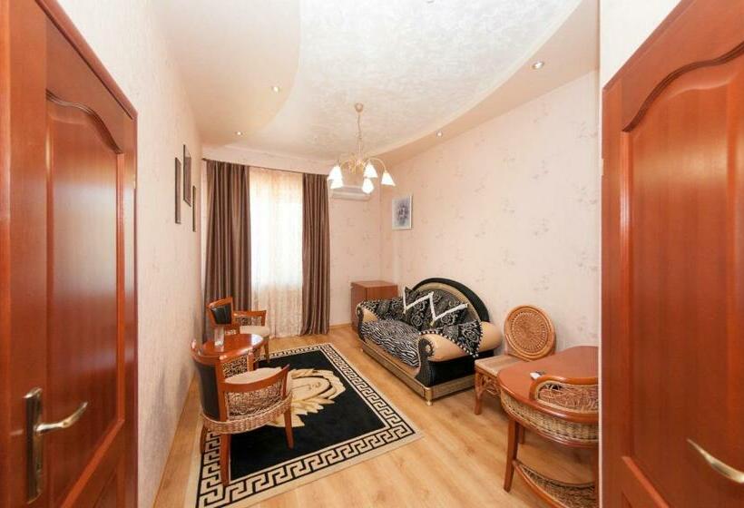 חדר משפחתי קלאסי, Strelets