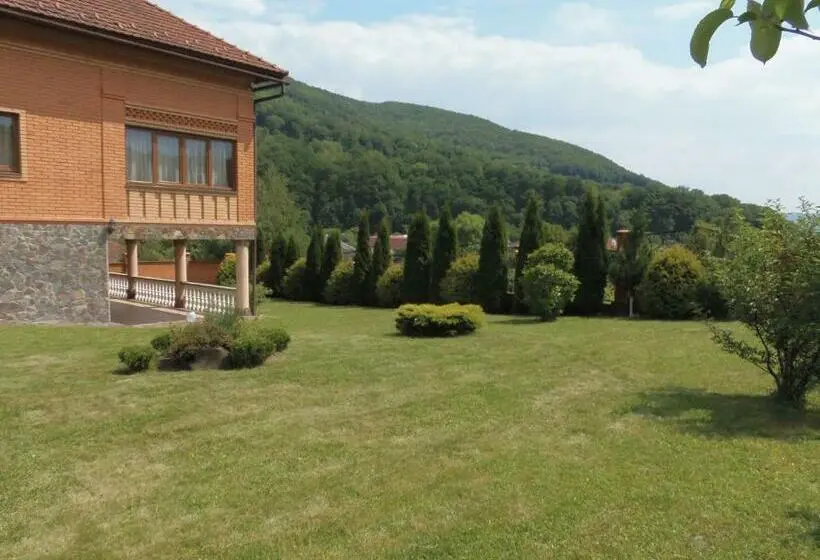 سوییت با چشم‌انداز کوه, Tourist Complex Karina