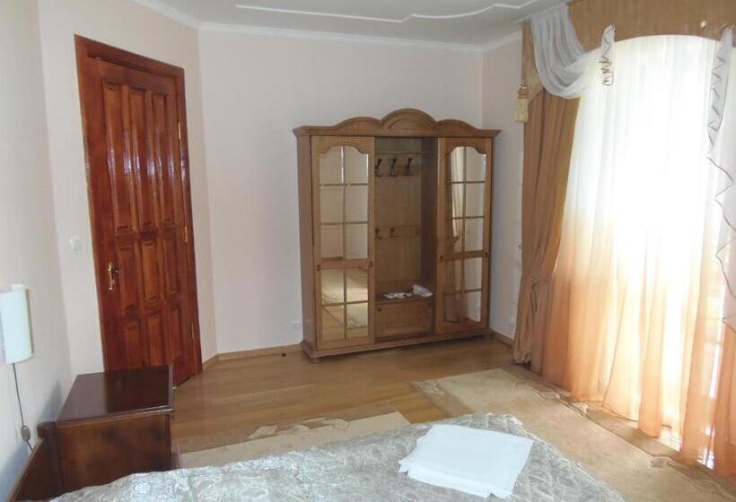 سوییت با چشم‌انداز کوه, Tourist Complex Karina