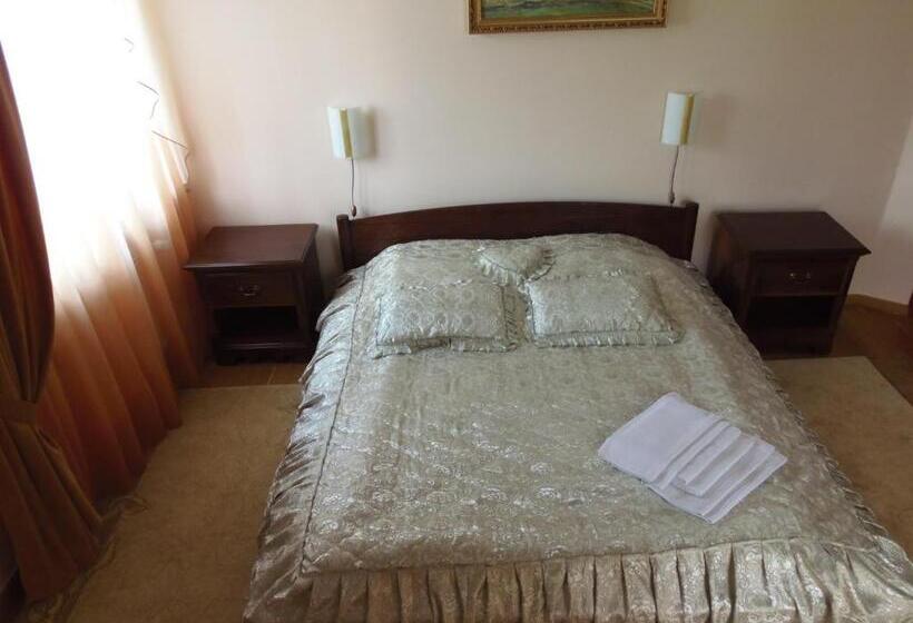 سوییت با چشم‌انداز کوه, Tourist Complex Karina