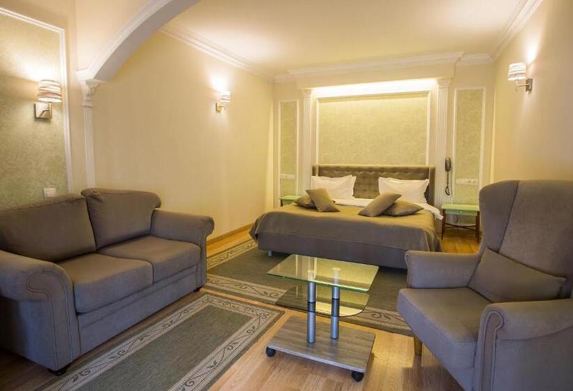 استودیوی لوکس, Spa Hotel Myslyvskiy Dvir