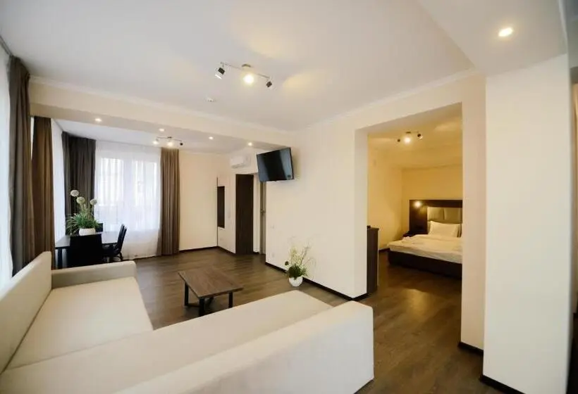Perhejuniorsviitti, Svityaz Resort