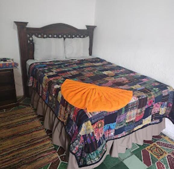 اتاق استاندارد چهارنفره با سرویس بهداشتی مشترک, Francisco S La Merced