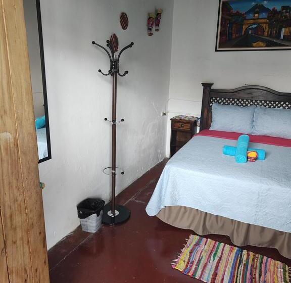 اتاق اکونومی, Francisco S La Merced