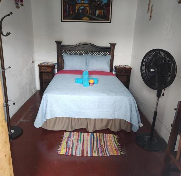 اتاق اکونومی, Francisco S La Merced