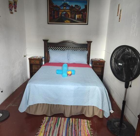 اتاق اکونومی, Francisco S La Merced