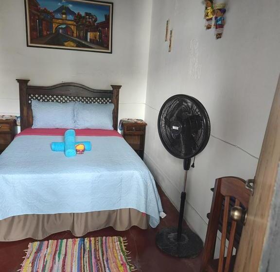 اتاق اکونومی, Francisco S La Merced