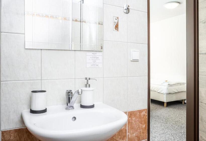 غرفة قياسية رباعية, Konopiště Nová Myslivna